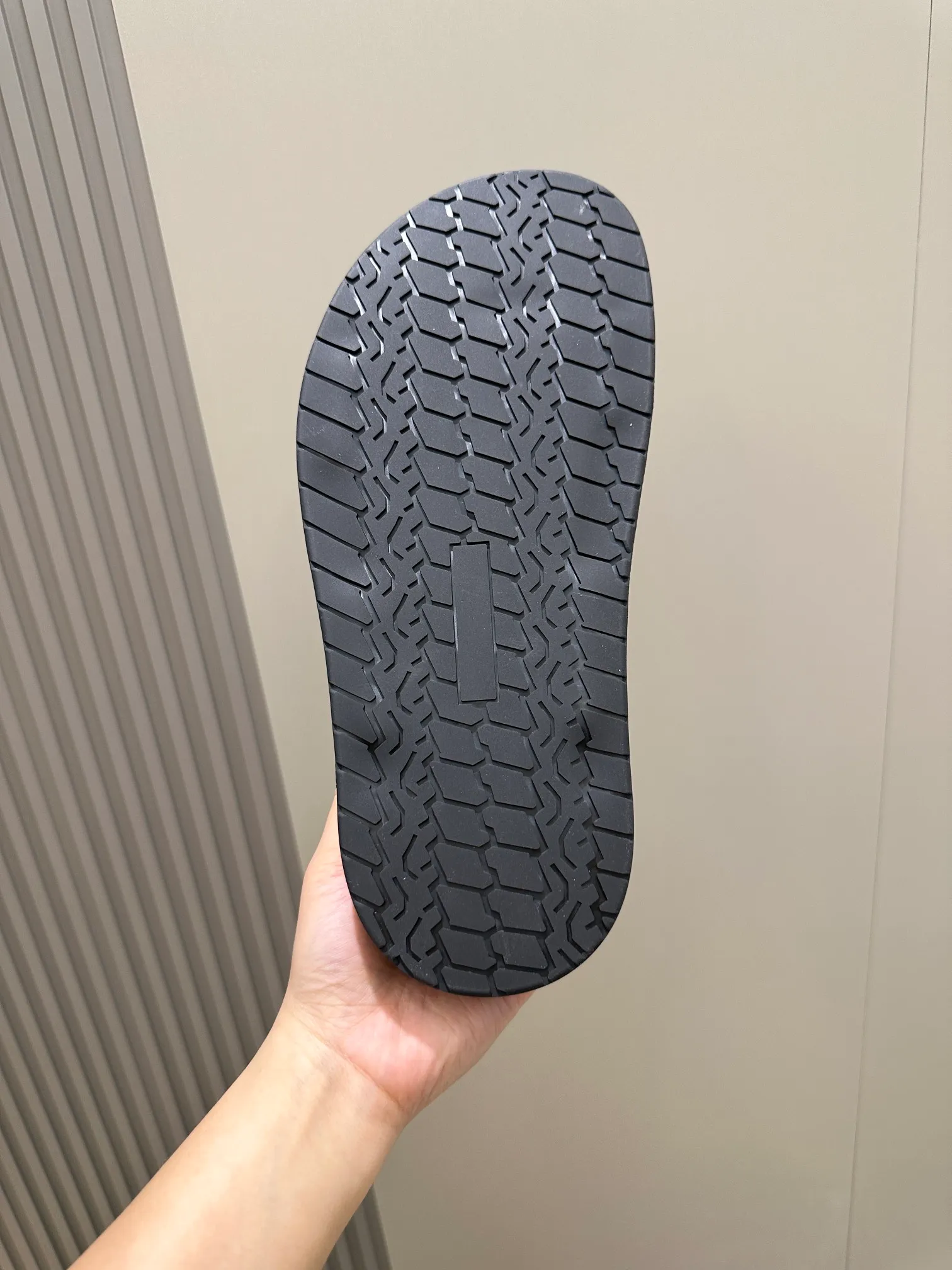 Factory price: 360💰BV hand-woven men's slippers and sandals - suitable for walking. It still emphasizes minimalism and practical wearability, but is full of vivid artistry. Super classic, luxurious and comfortable, imported cowhide + cowhide lining + lightweight outsole Size: 39-44 (customized at 38.45)